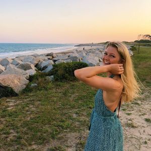 Meet your Posher, Olivia